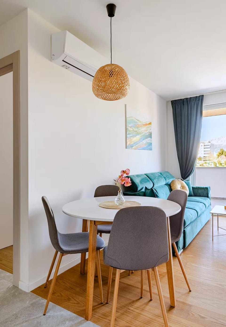 Seating area, Dining area, air conditioner