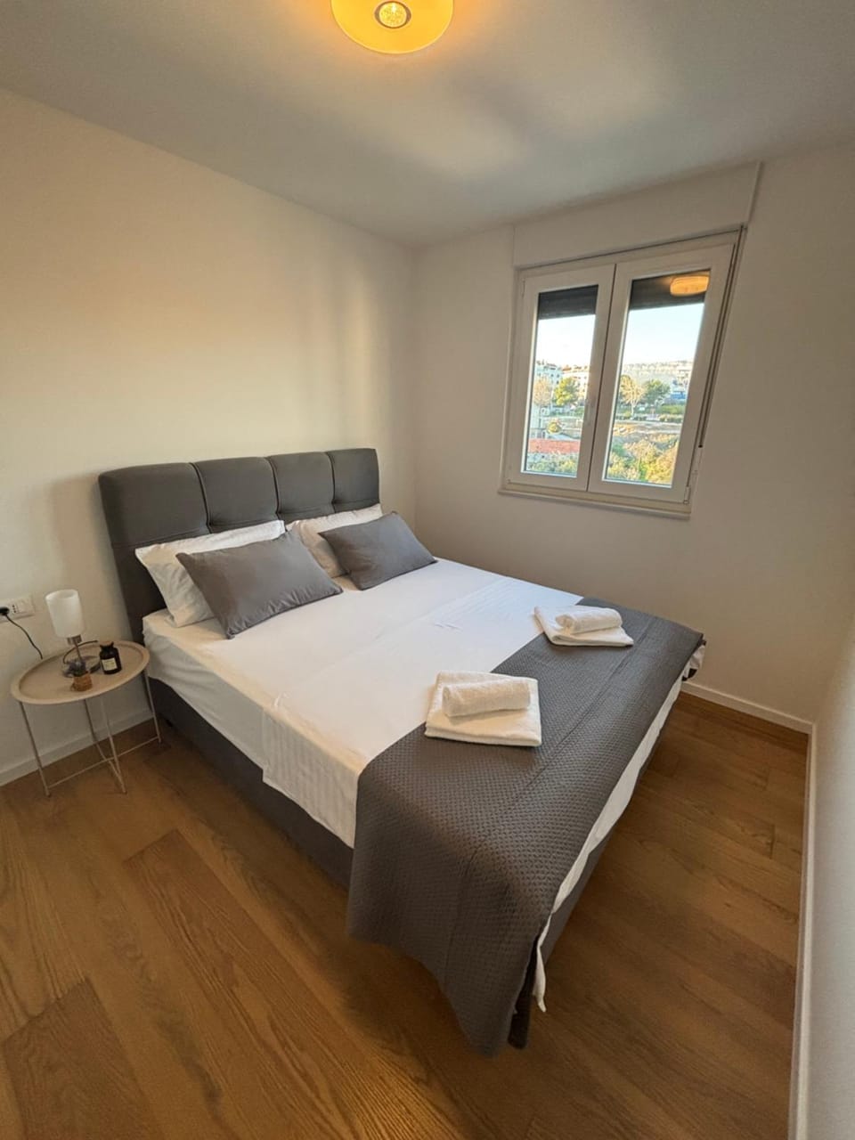 Bed, Bedroom, towels