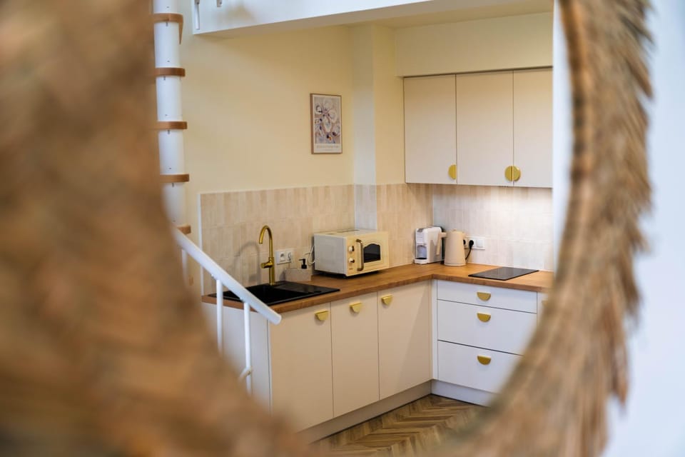 Coffee/tea facilities, Kitchen or kitchenette, stove