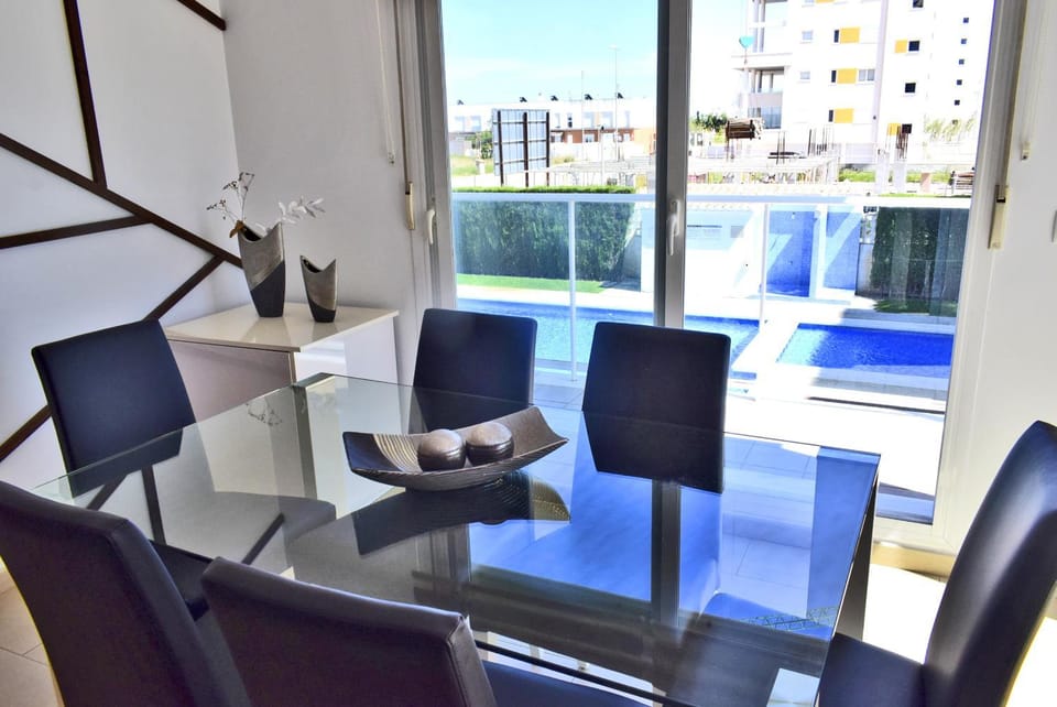 Dining area, Pool view