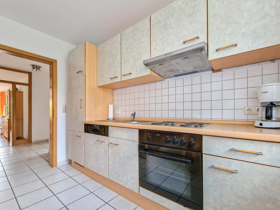 Kitchen or kitchenette, dishwasher, stove