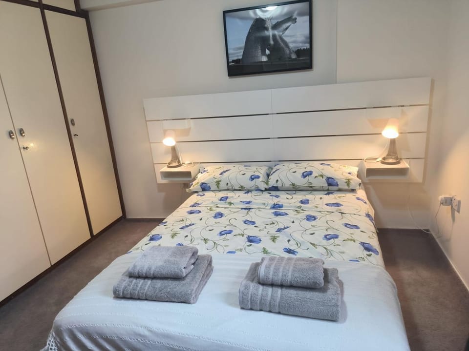 3 Bedroom Apartment Old Town Larnaca 5 minute walk to Finnikoudes Beach Apartment in Larnaca