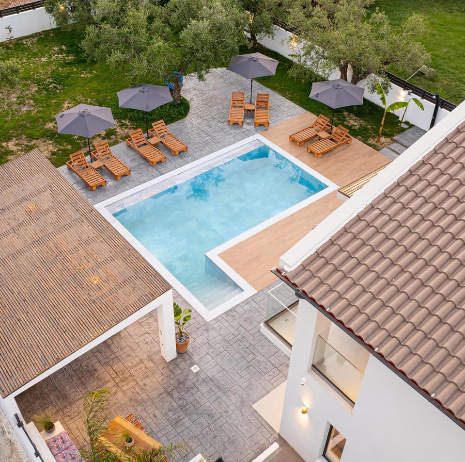 Property building, Patio, Day, Garden, Garden view, Pool view, Swimming pool, Swimming pool, sunbed