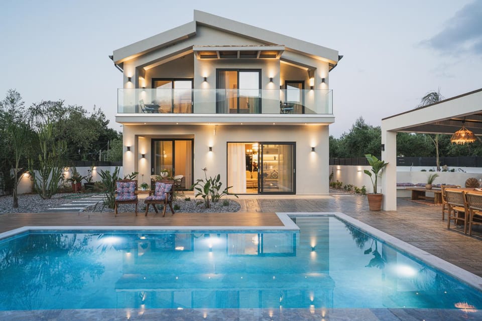 Property building, Patio, Day, Pool view, Swimming pool, Swimming pool, sunbed