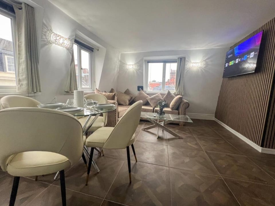 TV and multimedia, Living room, Seating area, Dining area