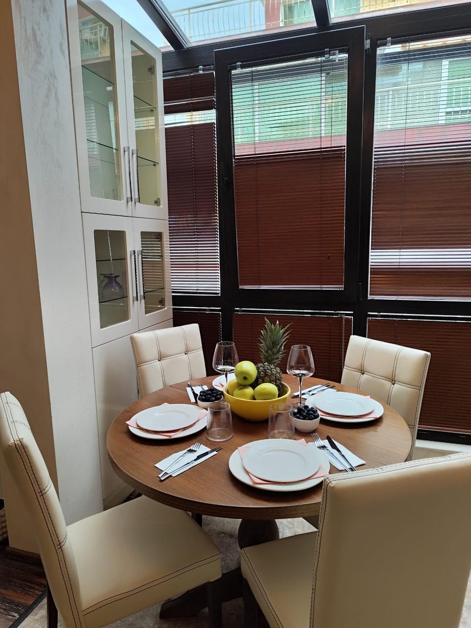 Food and drinks, Seating area, Dining area, Food