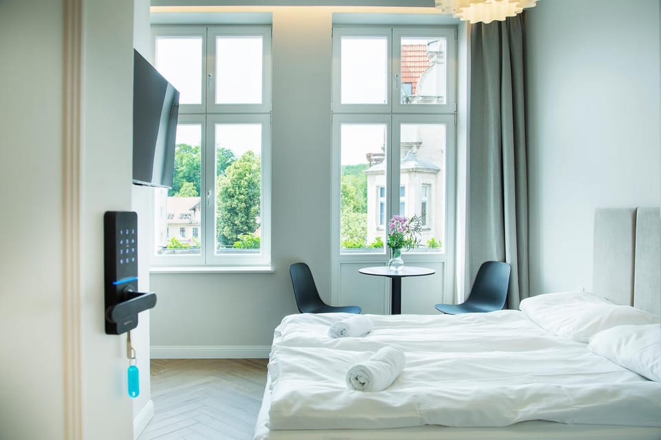 Bed, TV and multimedia, Photo of the whole room