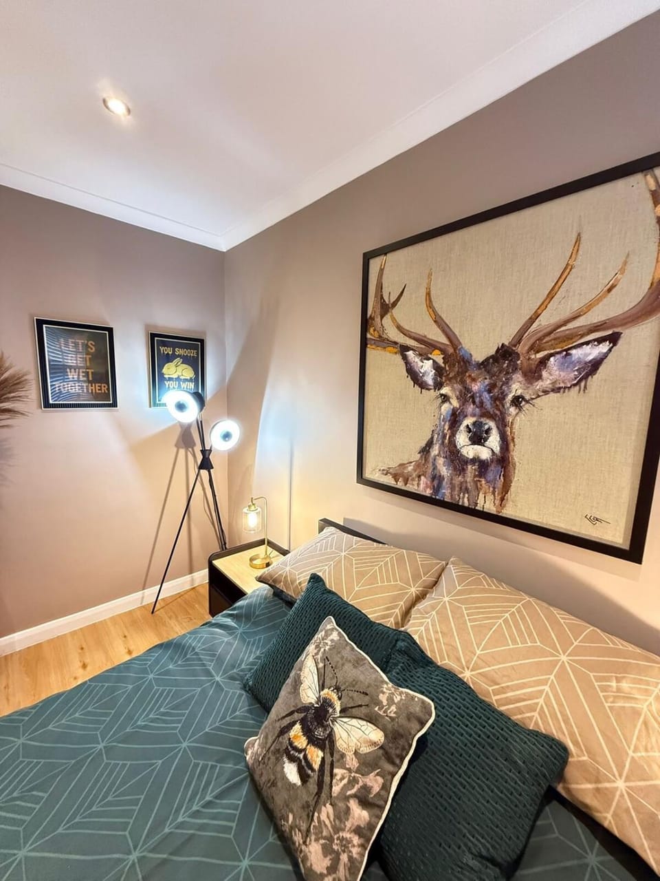 Bed, Decorative detail, Seating area, Bedroom