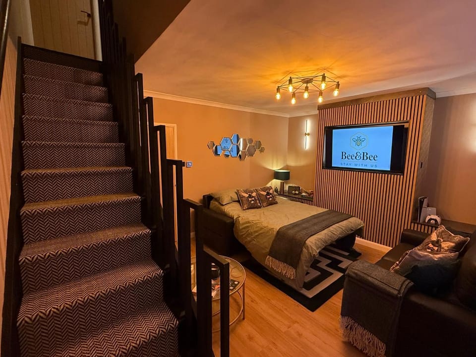Bed, TV and multimedia, Living room, Photo of the whole room, Seating area