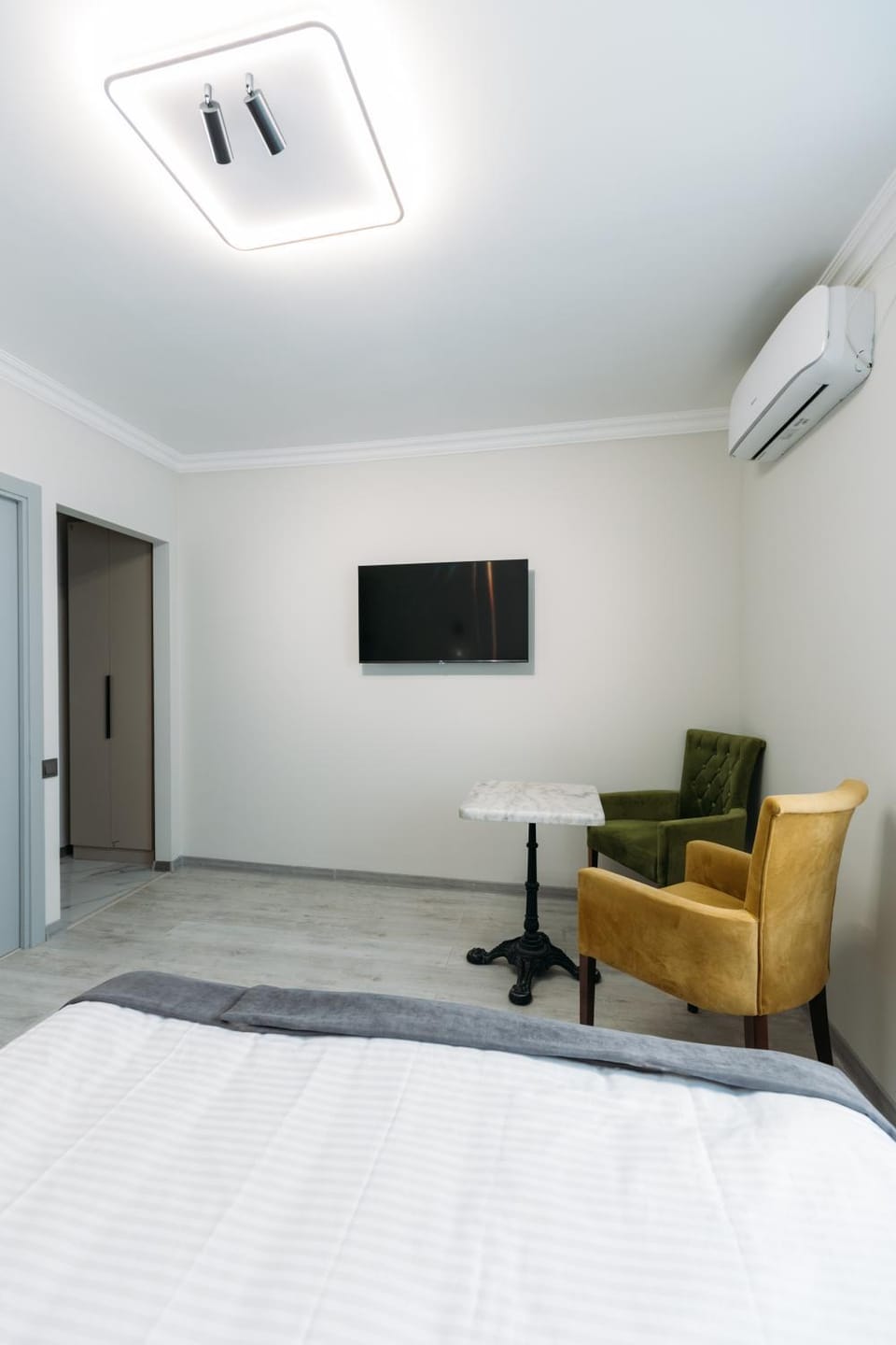Bed, TV and multimedia, Dining area, air conditioner