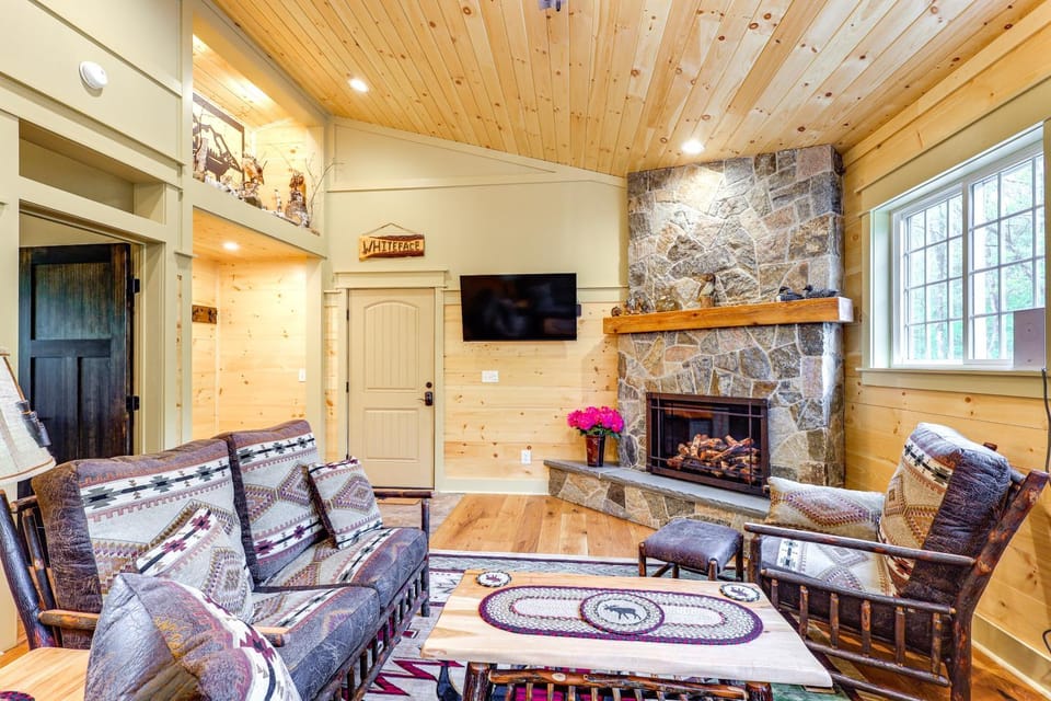 < 5 Mi to Whiteface Mtn Resort: Cabin-Style Apt Cabin in Wilmington
