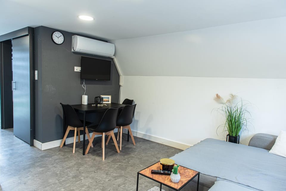 TV and multimedia, Living room, Dining area