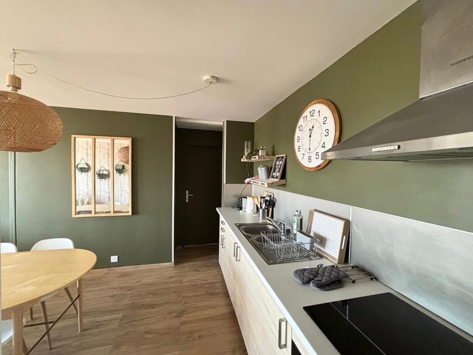Kitchen or kitchenette, Dining area, stove