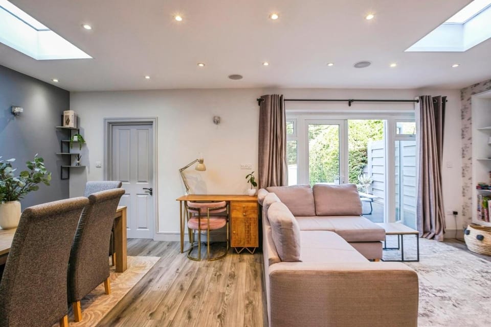 Direct train to Victoria-Family House House in London Borough of Croydon