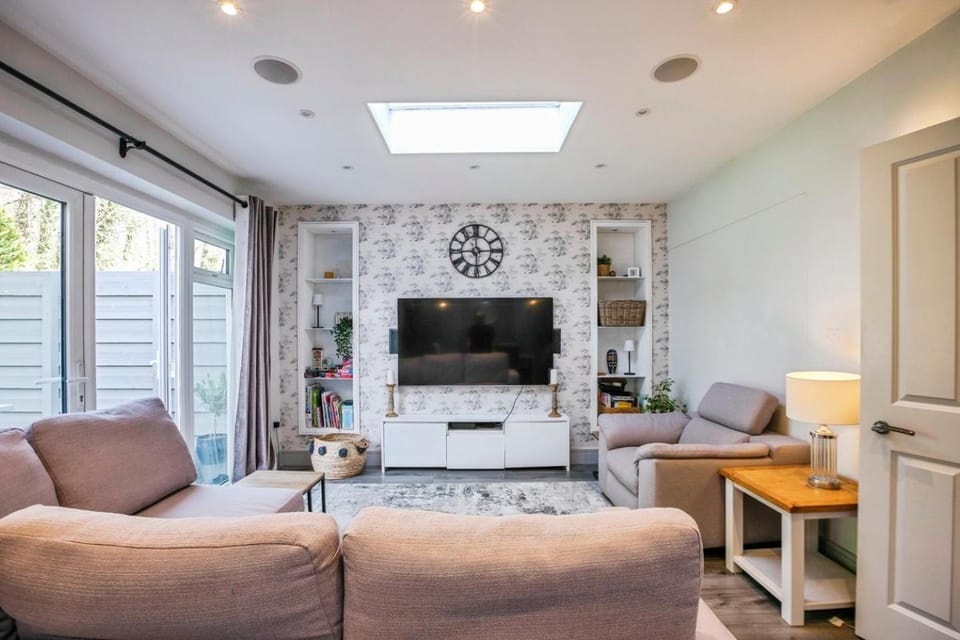 Direct train to Victoria-Family House House in London Borough of Croydon