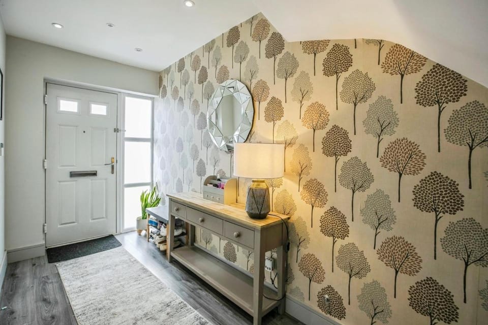 Direct train to Victoria-Family House House in London Borough of Croydon