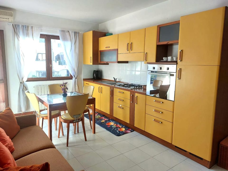 Coffee/tea facilities, Kitchen or kitchenette, Living room, Seating area, Dining area, dishwasher, oven