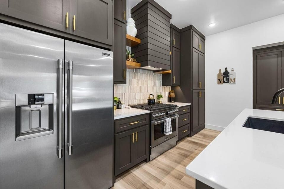 Lookout Chalet NEW Build huge Party Deck Hot Tub and Trail Access Chalet in Bella Vista