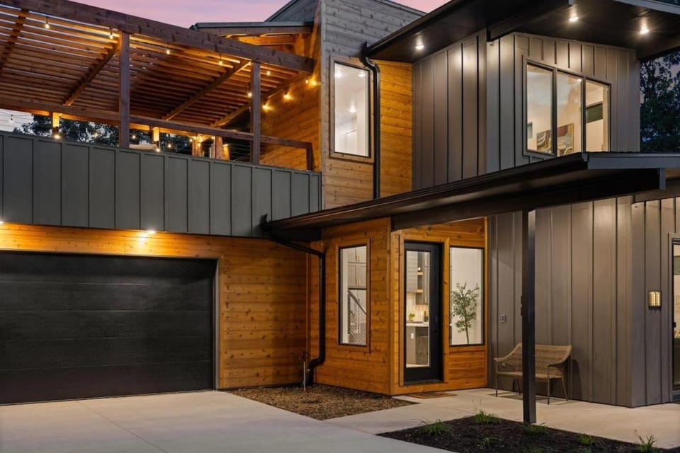 Lookout Chalet NEW Build huge Party Deck Hot Tub and Trail Access Chalet in Bella Vista