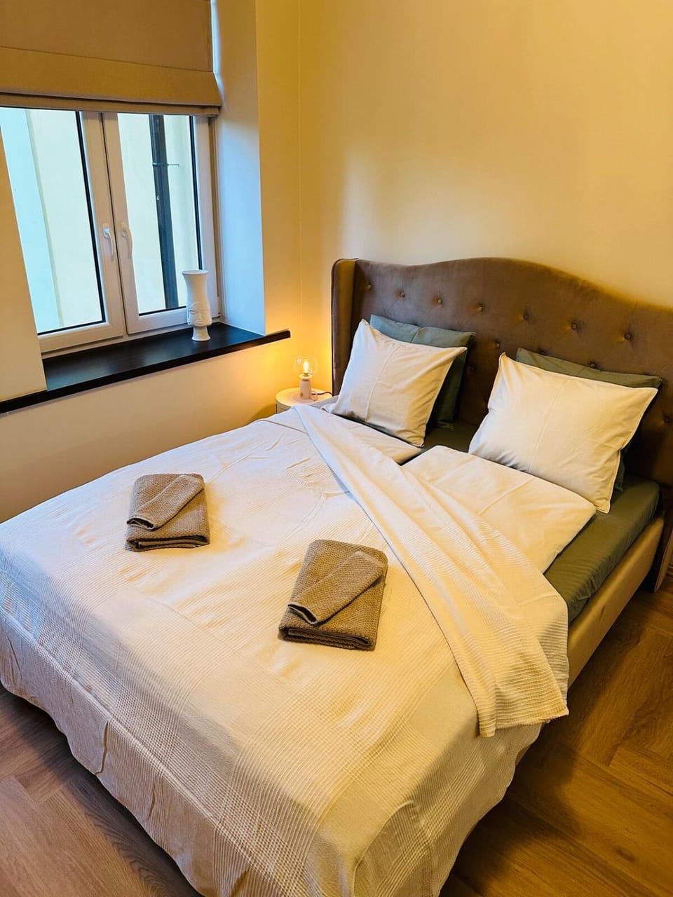 Bed, towels
