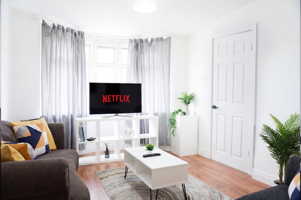 Communal lounge/ TV room, TV and multimedia, Living room, Seating area, Evening entertainment, Entertainment