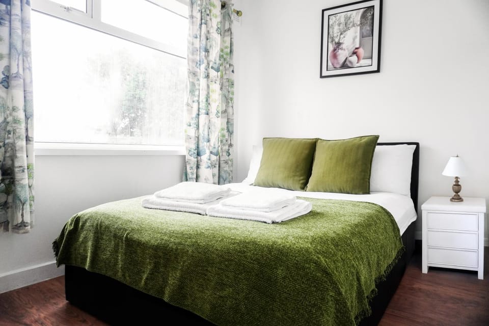 Bed, Bedroom, towels, towels