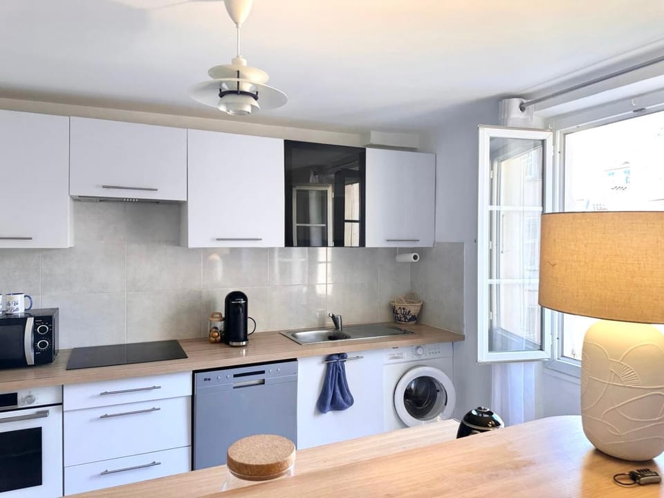 Coffee/tea facilities, Kitchen or kitchenette, dishwasher, stove, toaster, washing machine