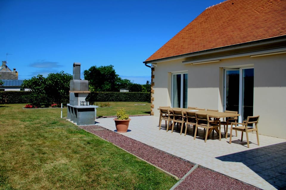 Property building, Patio, Patio, Garden, Garden, Garden view, Garden view