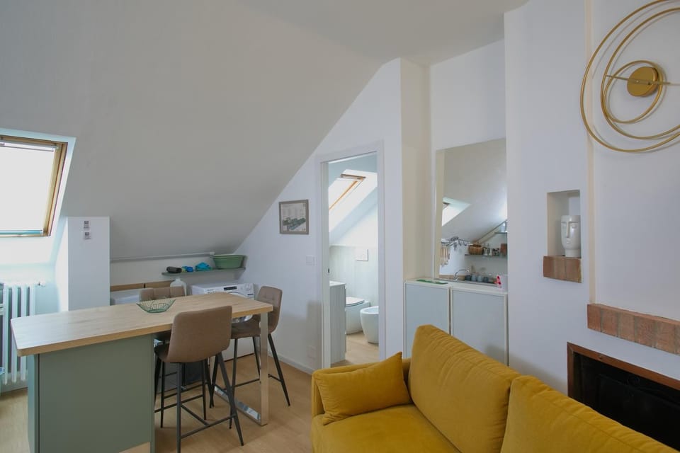 Kitchen or kitchenette, Living room, Seating area, Dining area