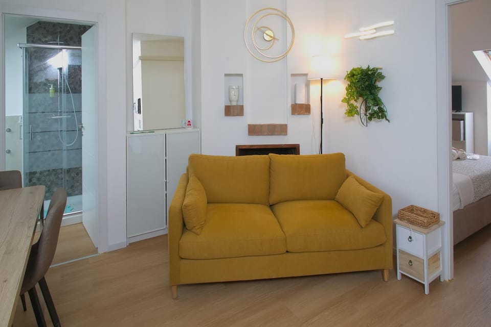 Bed, Living room, Photo of the whole room, Seating area, air conditioner