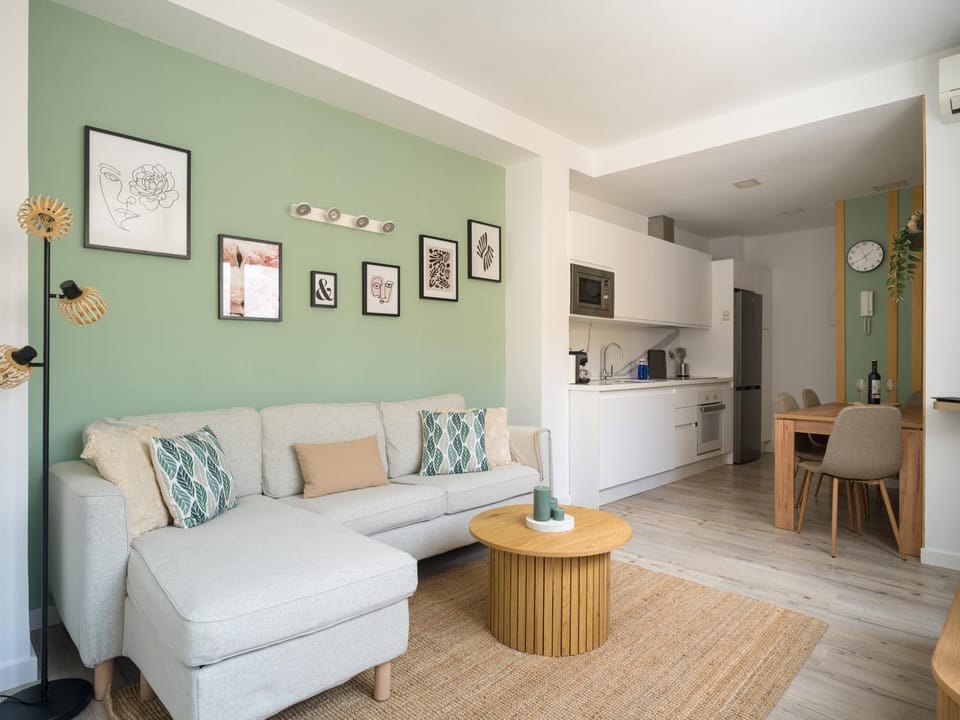 TV and multimedia, Kitchen or kitchenette, Living room, Seating area, Dining area, microwave, oven, stove