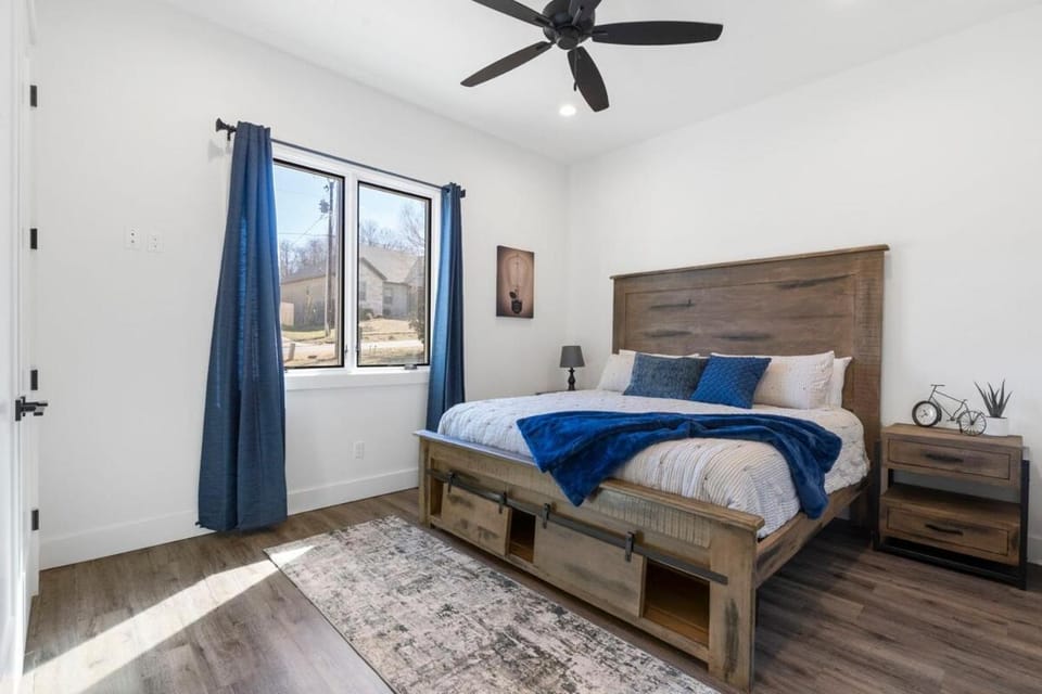 Slickrock Chalet Contemporary Pet friendly Hot tub Chalet in Bella Vista