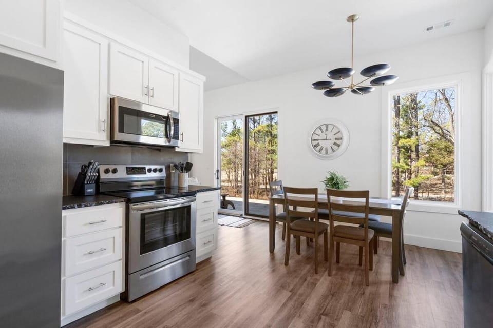 Slickrock Chalet Contemporary Pet friendly Hot tub Chalet in Bella Vista