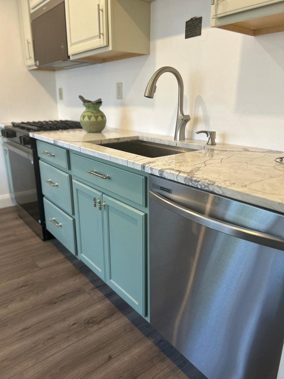 Kitchen or kitchenette, dishwasher, stove