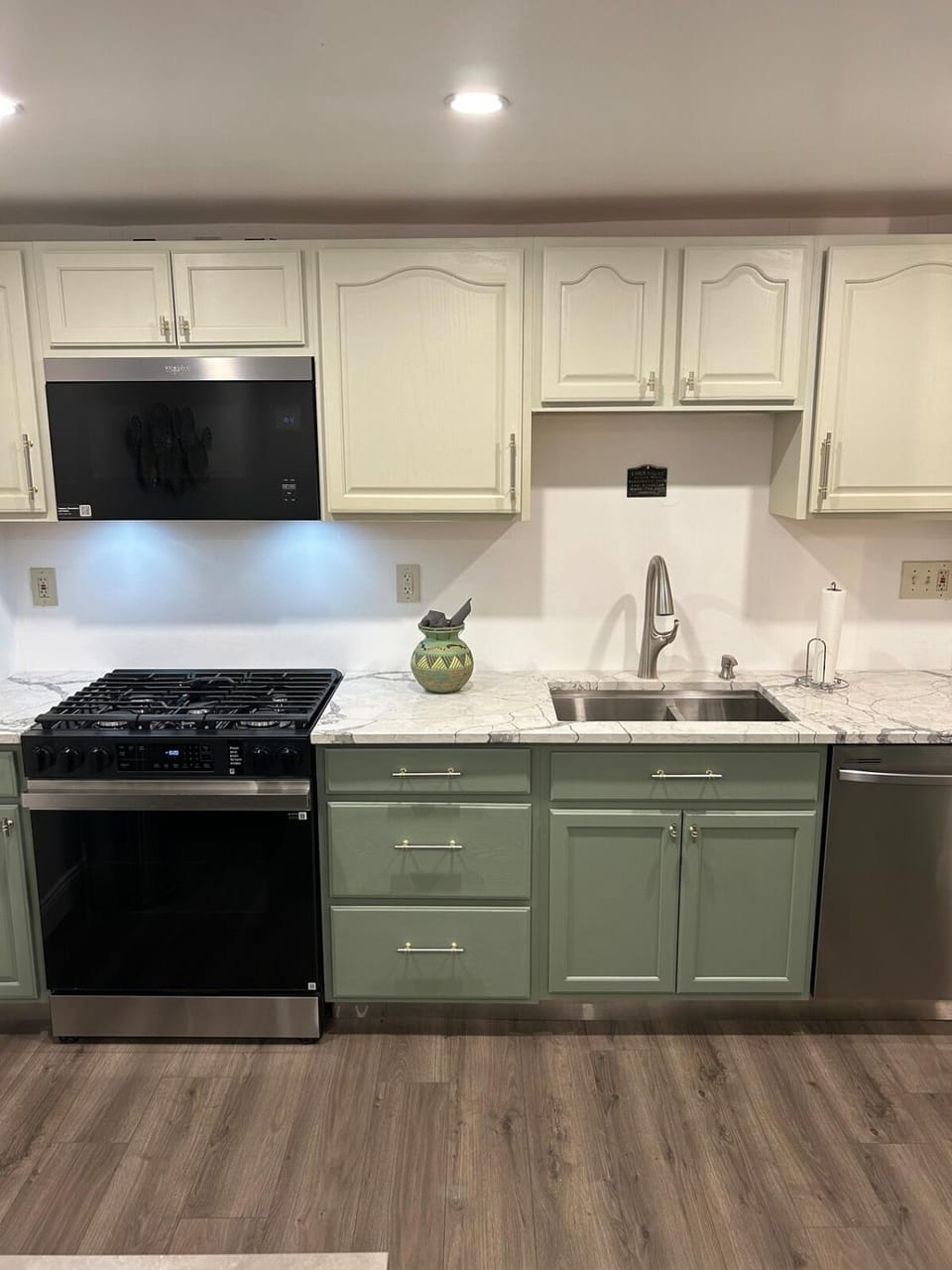 Kitchen or kitchenette, dishwasher, stove