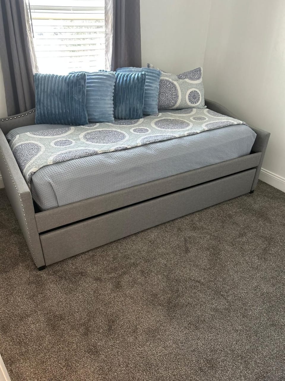 Bed, Photo of the whole room, Seating area, Bedroom