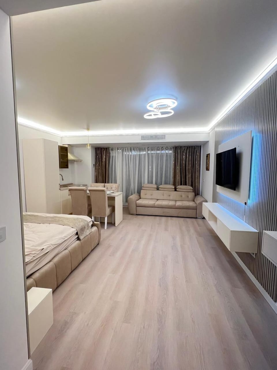 Bed, TV and multimedia, Seating area