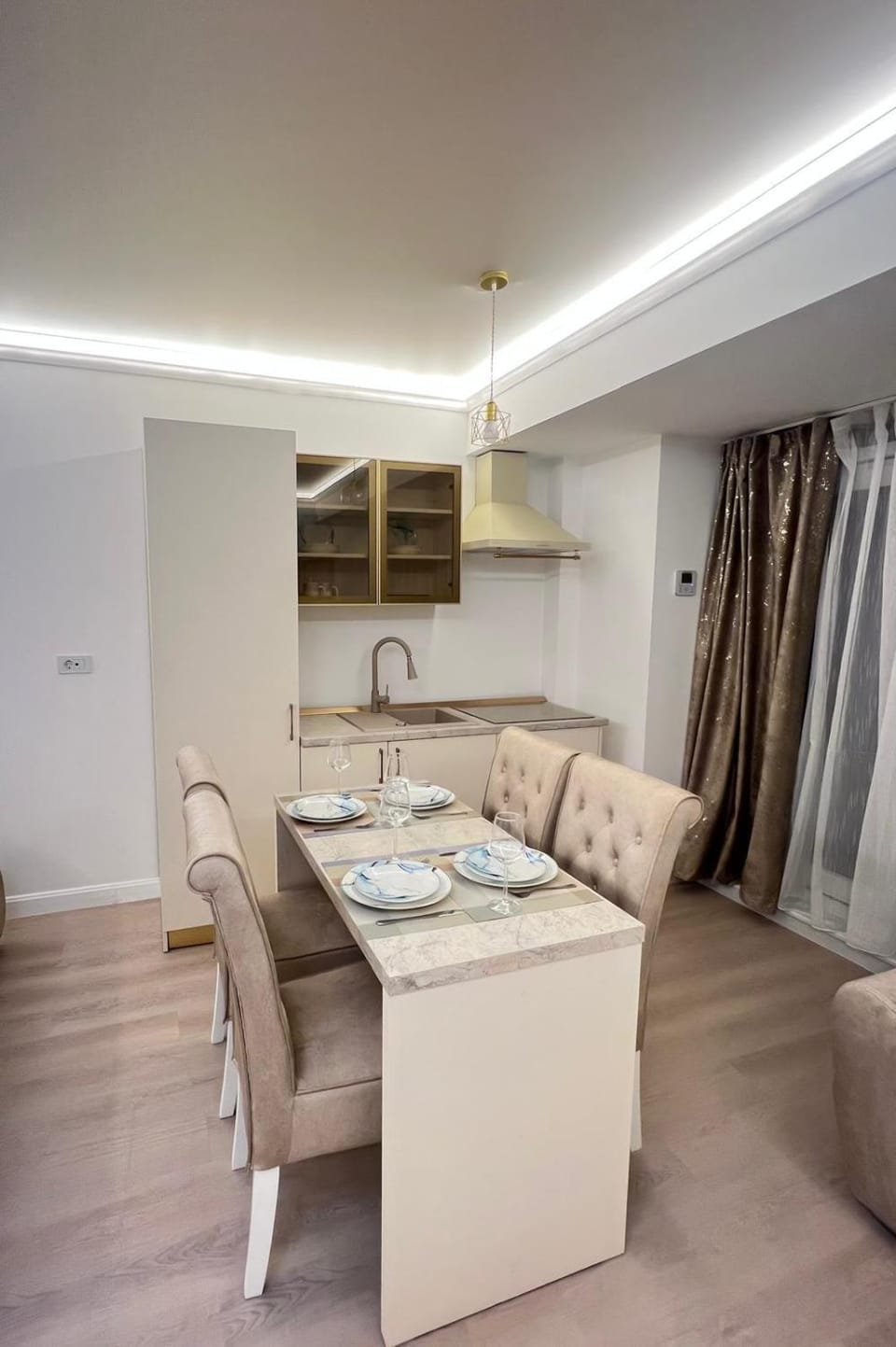 Kitchen or kitchenette, Seating area, Dining area