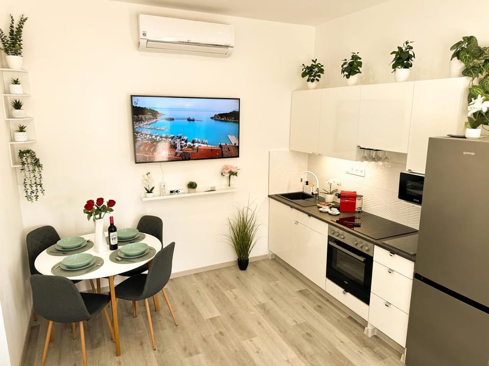 Communal lounge/ TV room, TV and multimedia, Kitchen or kitchenette, Dining area, Evening entertainment, stove