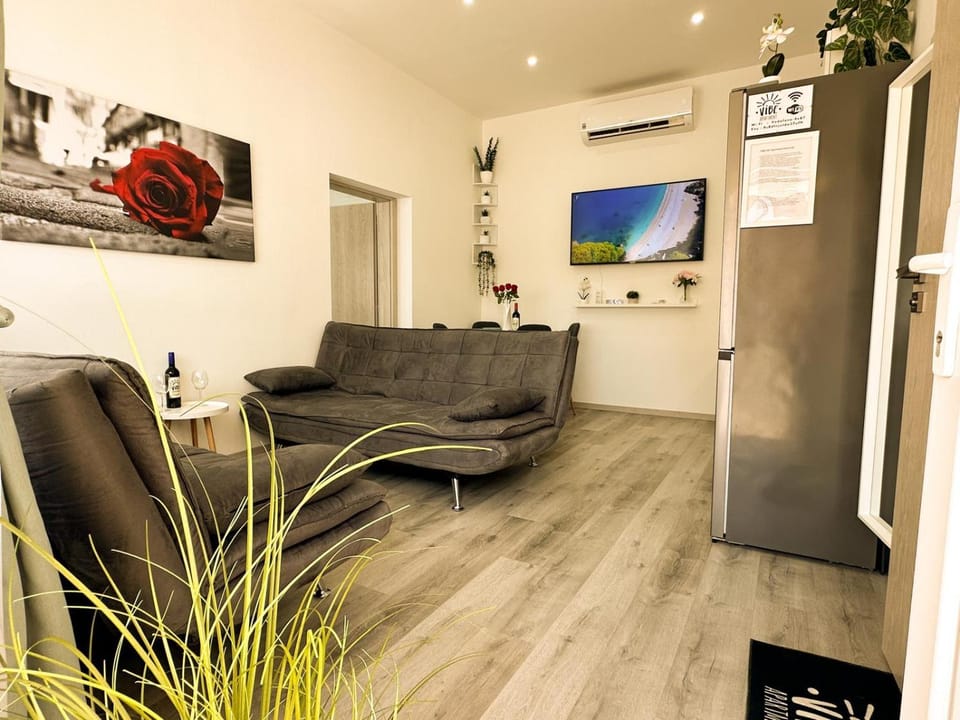 TV and multimedia, Kitchen or kitchenette, Living room, Seating area