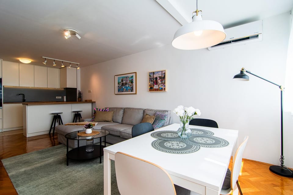 Kitchen or kitchenette, Living room, Seating area, Dining area, Family, heating, internet, oven, stove, air conditioner