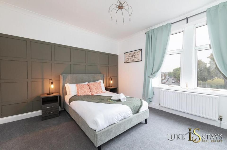 Luke Stays - Whitehall Road Apartment in Gateshead