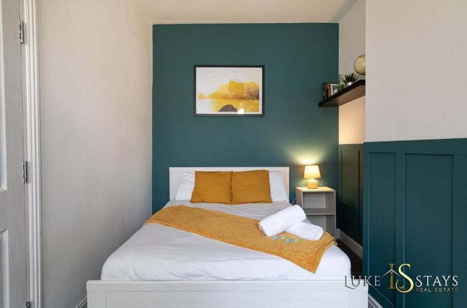 Luke Stays - Whitehall Road Apartment in Gateshead