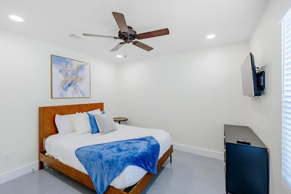 Bed, TV and multimedia, Bedroom