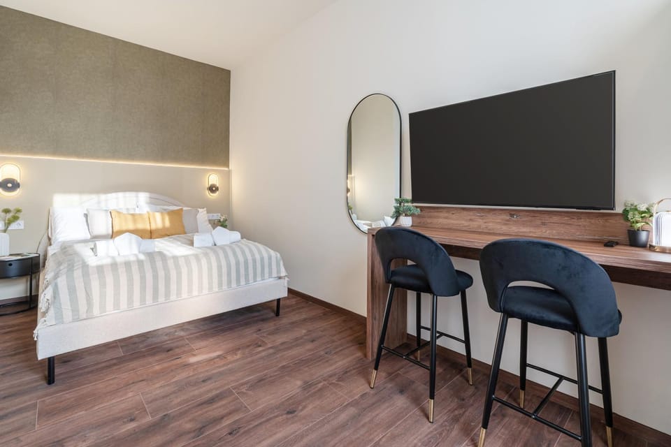Bed, TV and multimedia, Photo of the whole room, Seating area, Bedroom, Family