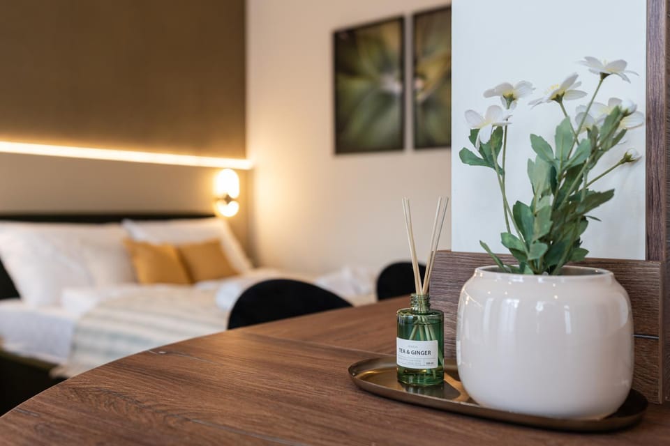 Bed, Photo of the whole room, Decorative detail, Seating area, Bedroom