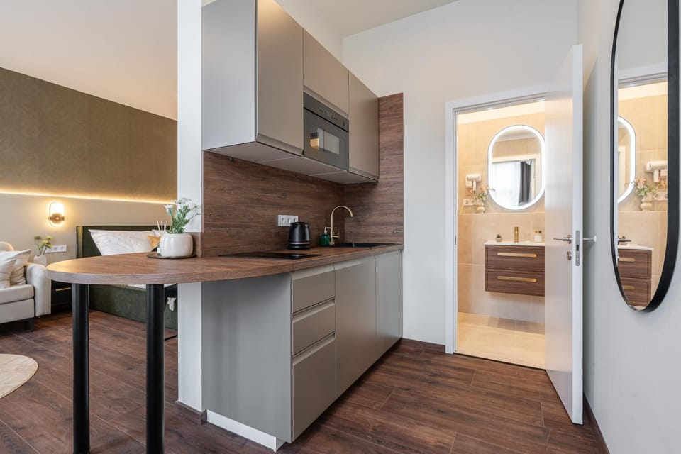 Kitchen or kitchenette, Dining area, microwave, stove