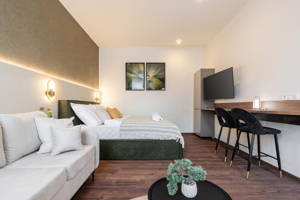 Bed, TV and multimedia, Photo of the whole room, Seating area, Bedroom