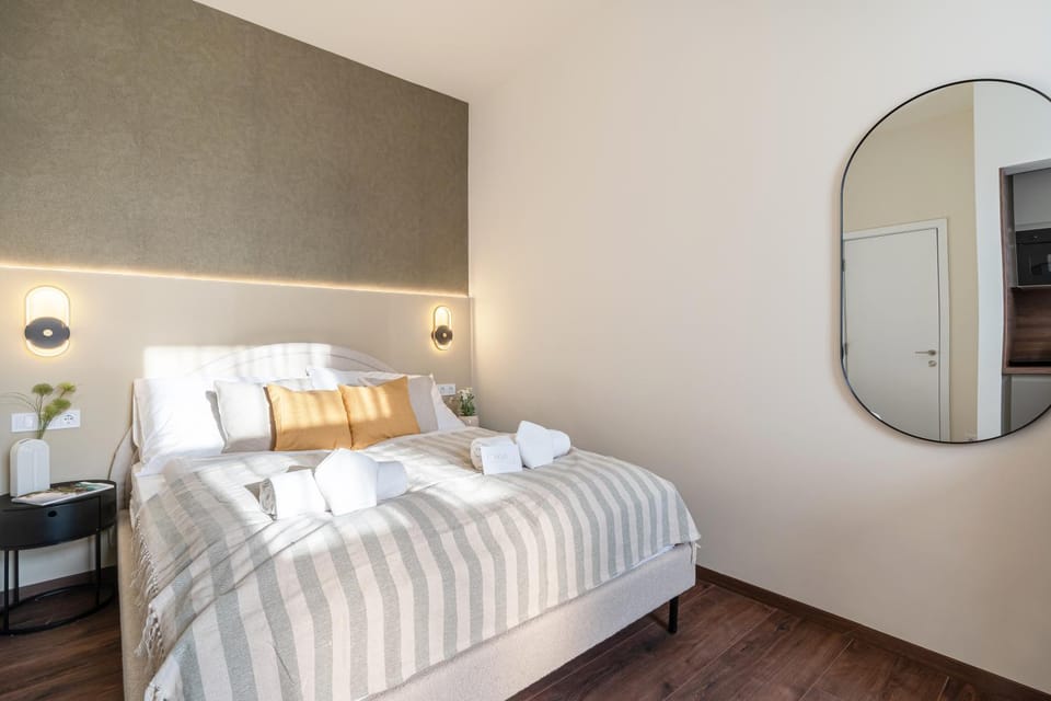Bed, Photo of the whole room, Bedroom, towels