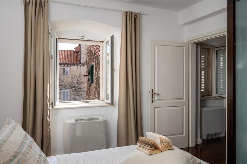 Bedroom, City view, City view